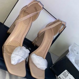 Hey ! I am selling “ nude patent” heels size 9 from Akira